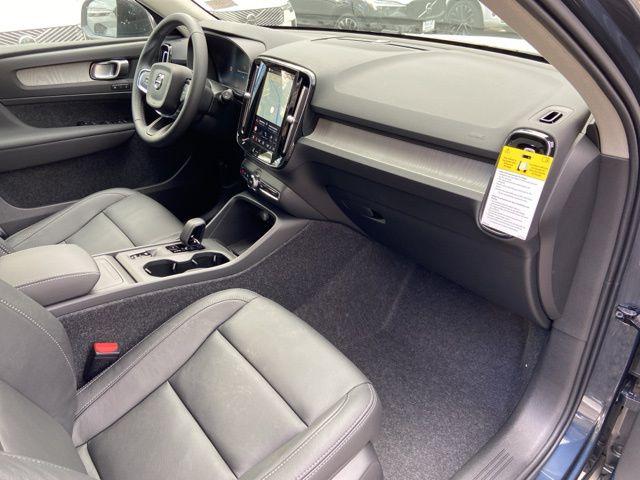 2026 Volvo XC40 Core, B5 AWD Gas (mild hybrid), Dark