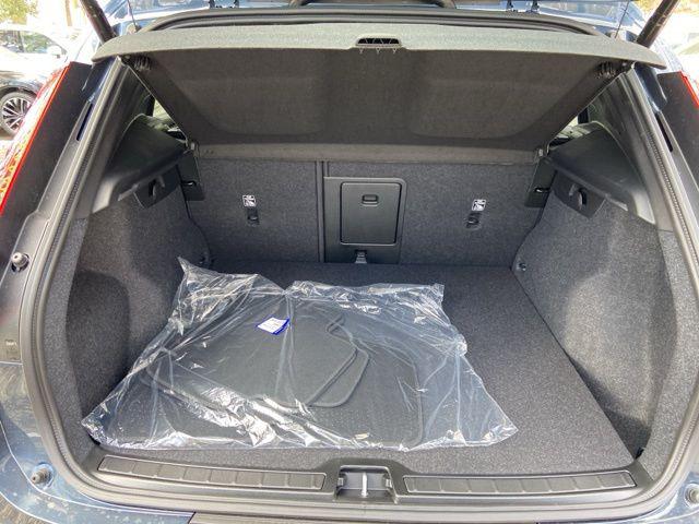 2026 Volvo XC40 Core, B5 AWD Gas (mild hybrid), Dark