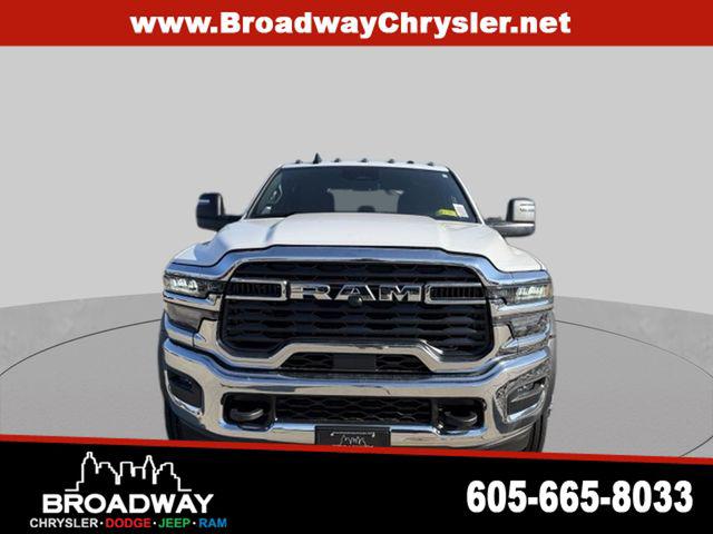 2026 RAM 5500 Chassis RAM 5500 TRADESMAN CHASSIS CREW CAB 4X4 84 CA