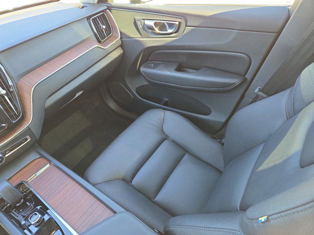 2023 Volvo XC60 B5 Plus Dark Theme