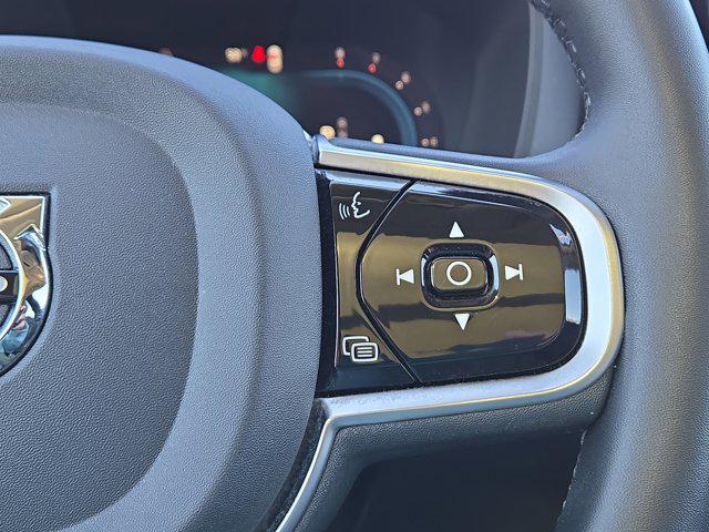 2023 Volvo XC60 B5 Plus Dark Theme