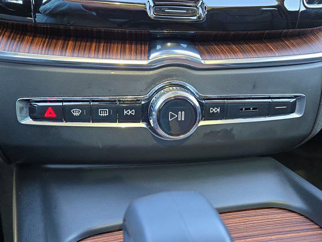 2023 Volvo XC60 B5 Plus Dark Theme