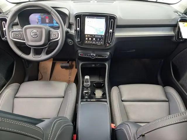 2026 Volvo XC40 Plus, B5 AWD Gas mild hybrid, Dark