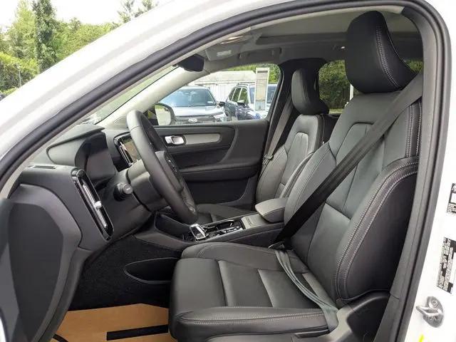 2026 Volvo XC40 Plus, B5 AWD Gas mild hybrid, Dark