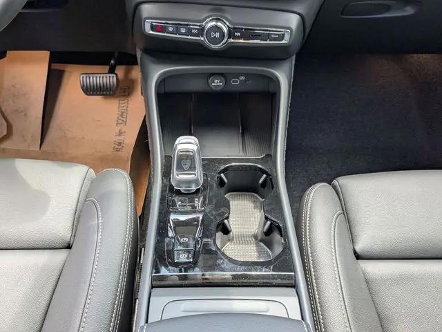 2026 Volvo XC40 Plus, B5 AWD Gas mild hybrid, Dark