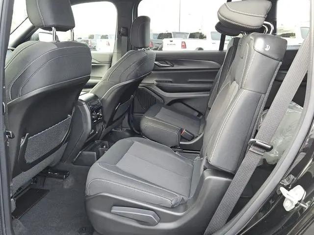 2026 Jeep Grand Cherokee L Laredo 4x4
