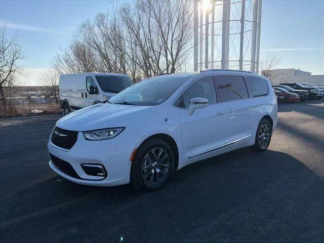 2024 Chrysler Pacifica Hybrid Pinnacle for sale in Davenport, IA