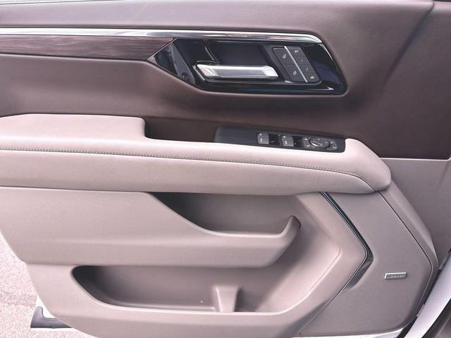 2025 Chevrolet Suburban 4WD LT