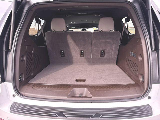 2025 Chevrolet Suburban 4WD LT