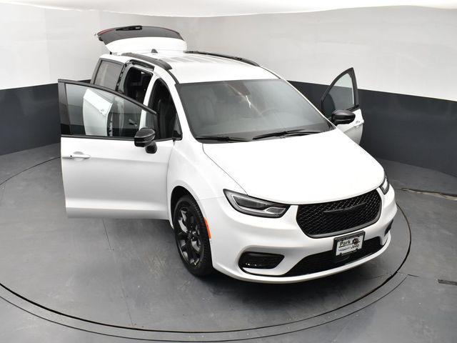 2026 Chrysler Pacifica Select AWD