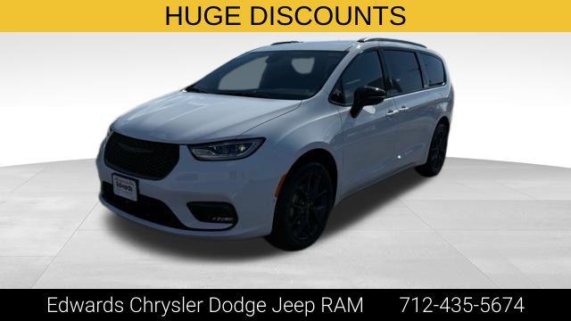 2026 Chrysler Pacifica Select AWD