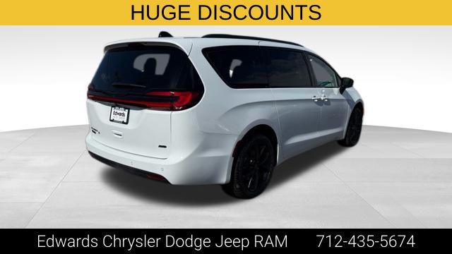 2026 Chrysler Pacifica Select AWD