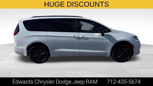 2026 Chrysler Pacifica Select AWD