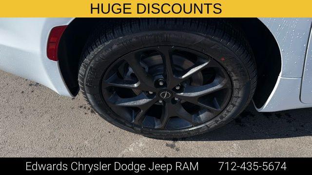 2026 Chrysler Pacifica Select AWD