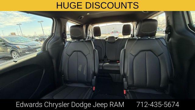2026 Chrysler Pacifica Select AWD