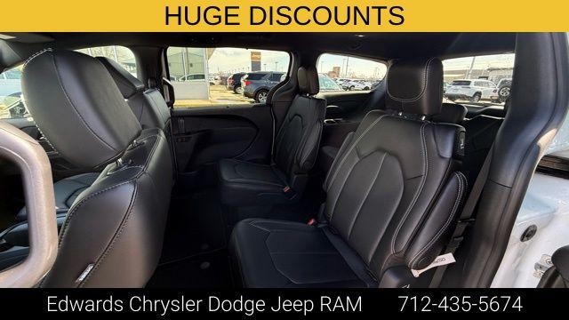 2026 Chrysler Pacifica Select AWD