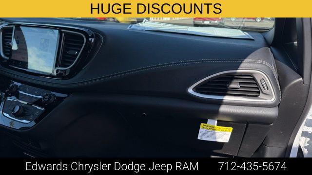 2026 Chrysler Pacifica Select AWD