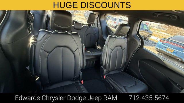 2026 Chrysler Pacifica Select AWD