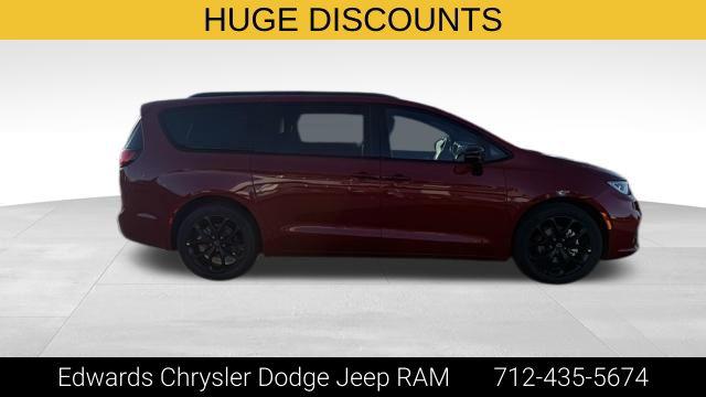 2026 Chrysler Pacifica Select AWD