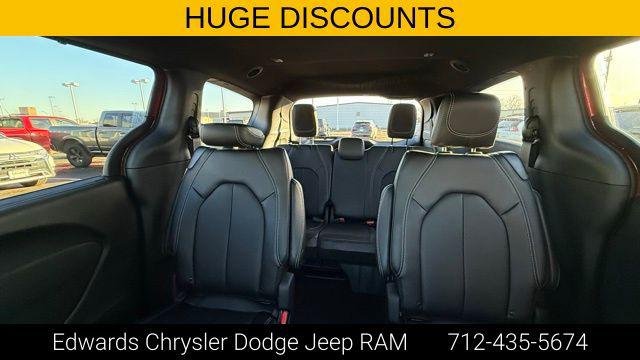 2026 Chrysler Pacifica Select AWD
