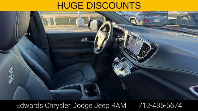 2026 Chrysler Pacifica Select AWD