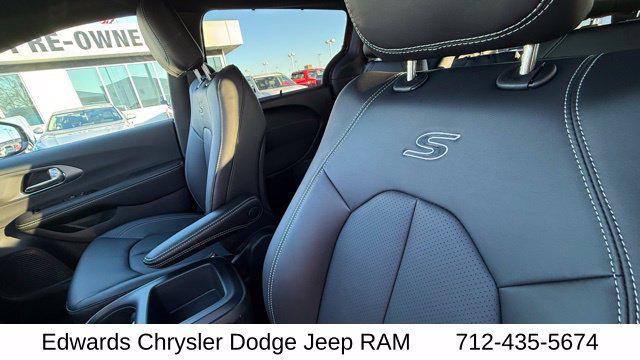 2026 Chrysler Pacifica Select AWD