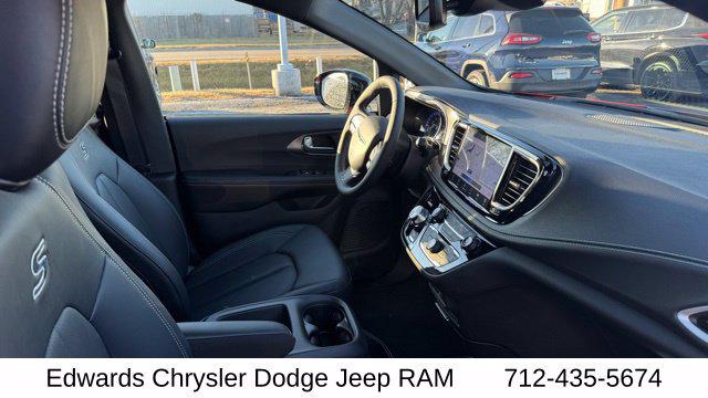 2026 Chrysler Pacifica Select AWD