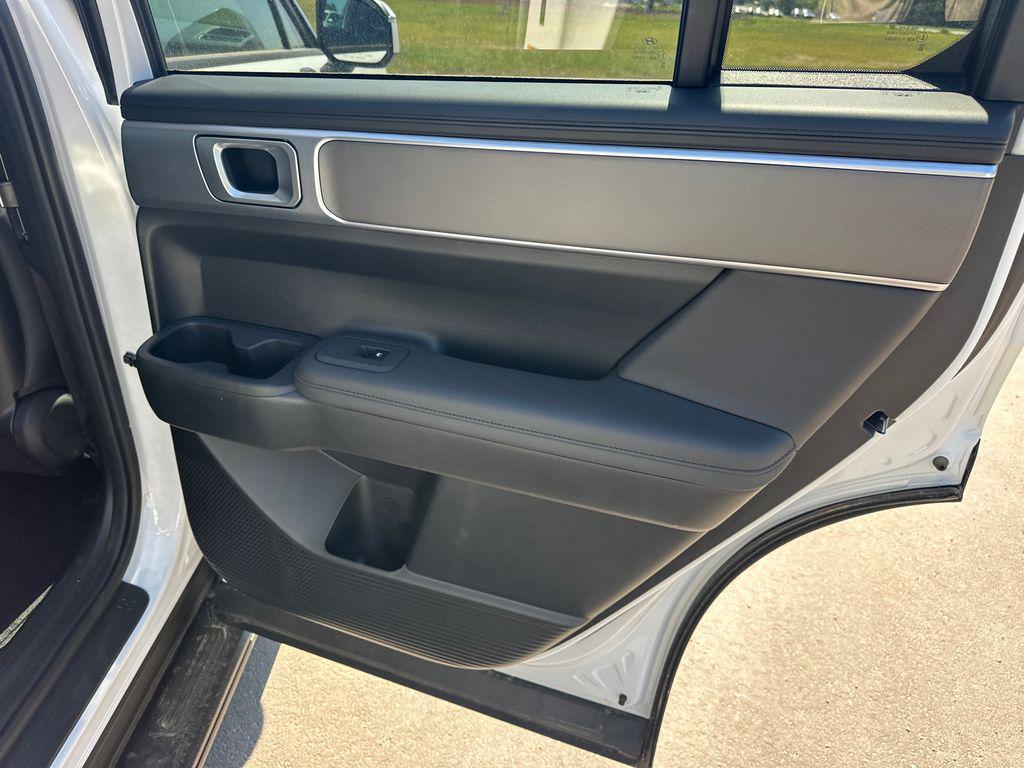 New 2026 White HYUNDAI SEL FWD image 17