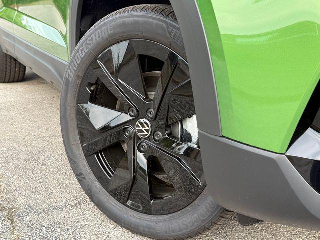 2026 Volkswagen Taos SE Black