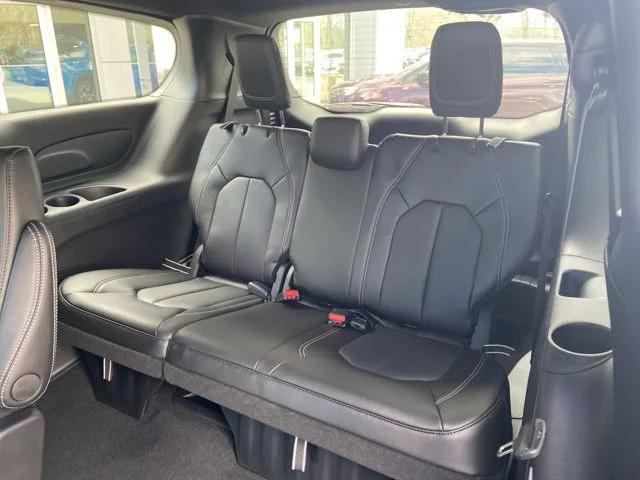2026 Chrysler Pacifica Select AWD