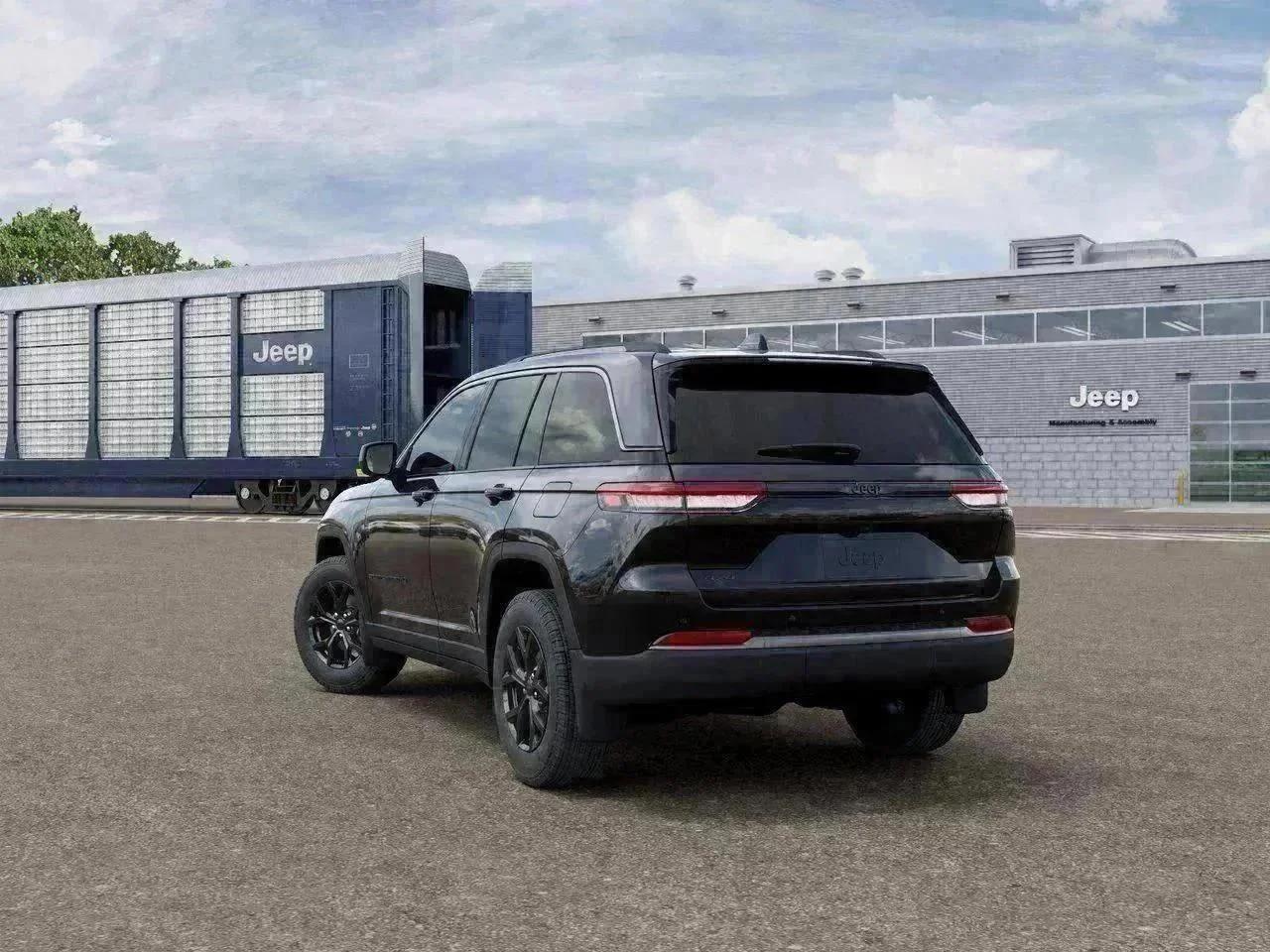 New 2026 Diamond Black Crystal Pearl-Coat Exterior Paint Jeep Laredo Altitude image 3