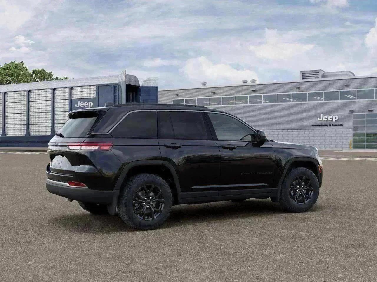New 2026 Diamond Black Crystal Pearl-Coat Exterior Paint Jeep Laredo Altitude image 4