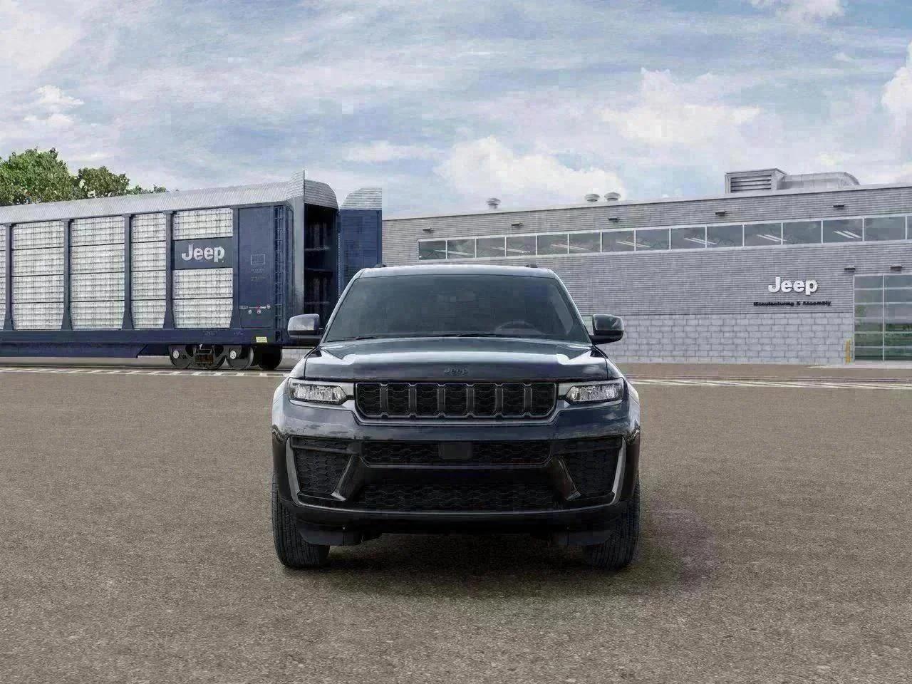 New 2026 Diamond Black Crystal Pearl-Coat Exterior Paint Jeep Laredo Altitude image 6