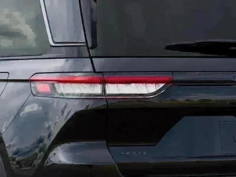 New 2026 Diamond Black Crystal Pearl-Coat Exterior Paint Jeep Laredo Altitude image 9