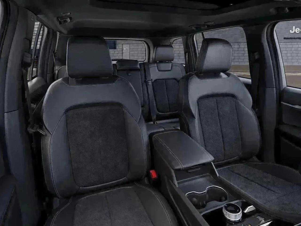 New 2026 Diamond Black Crystal Pearl-Coat Exterior Paint Jeep Laredo Altitude image 16