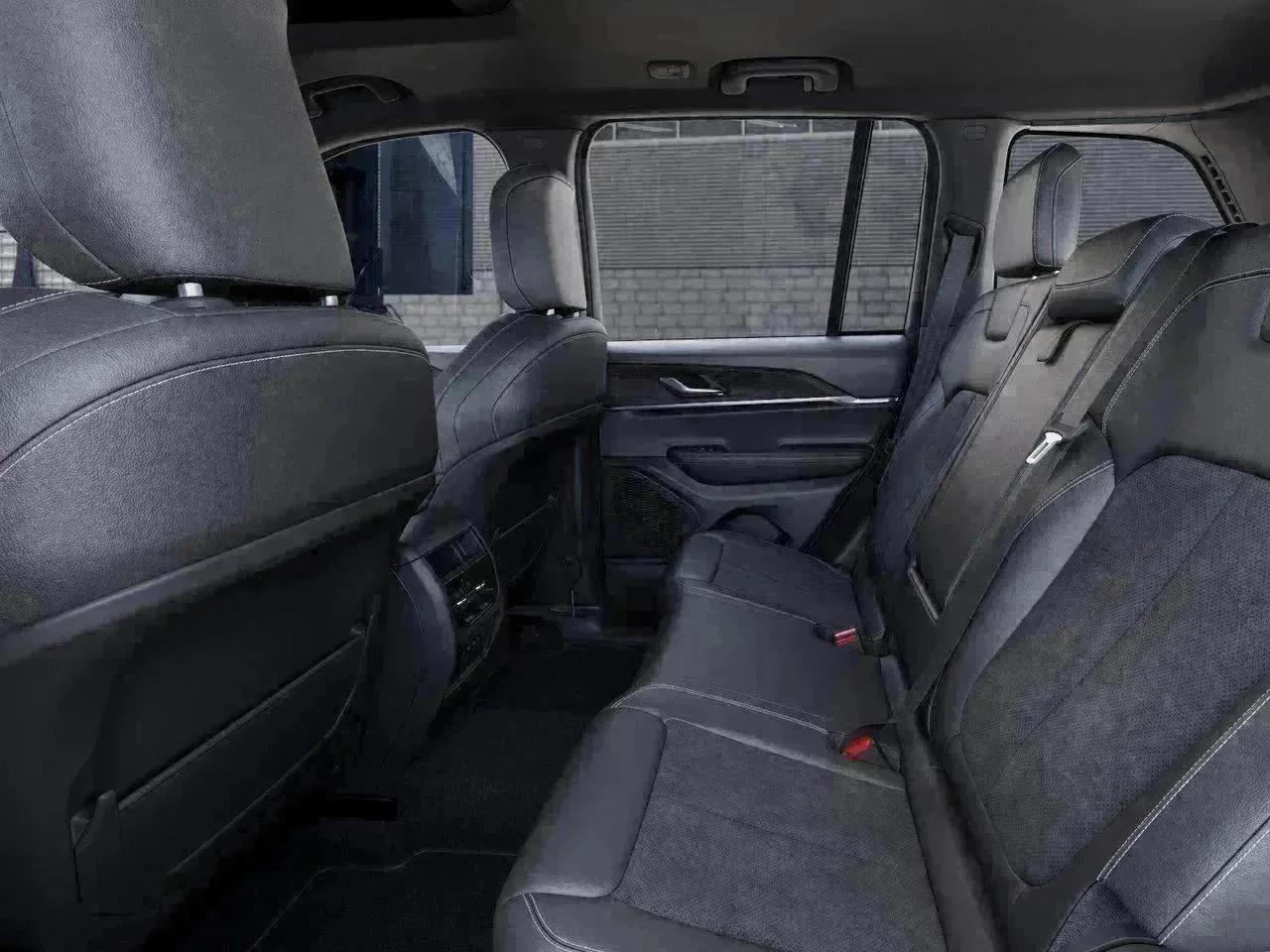 New 2026 Diamond Black Crystal Pearl-Coat Exterior Paint Jeep Laredo Altitude image 23