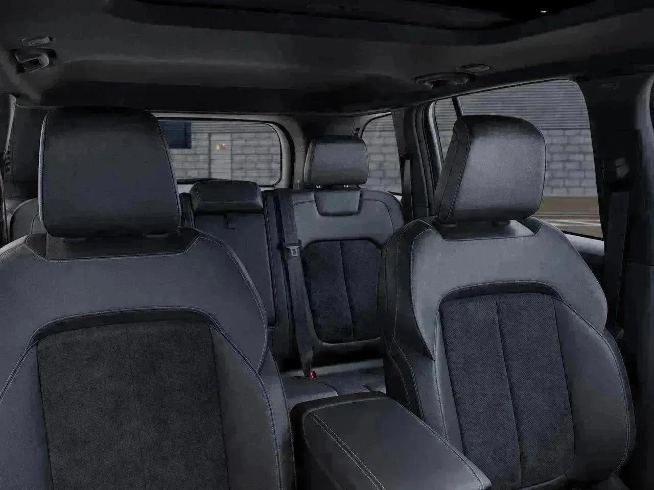 New 2026 Diamond Black Crystal Pearl-Coat Exterior Paint Jeep Laredo Altitude image 26