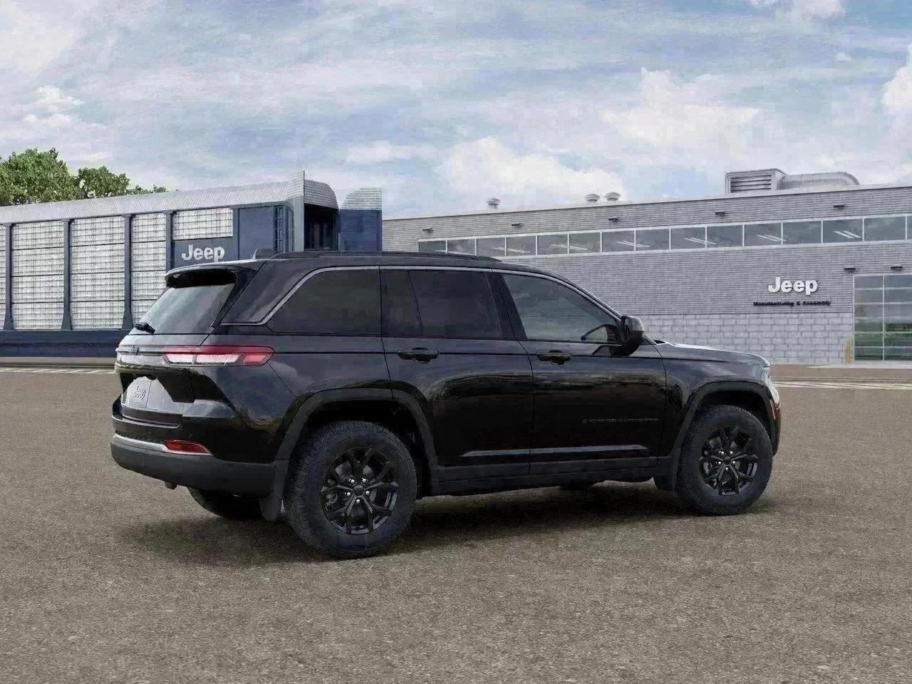 New 2026 Diamond Black Crystal Pearl-Coat Exterior Paint Jeep Laredo Altitude image 30