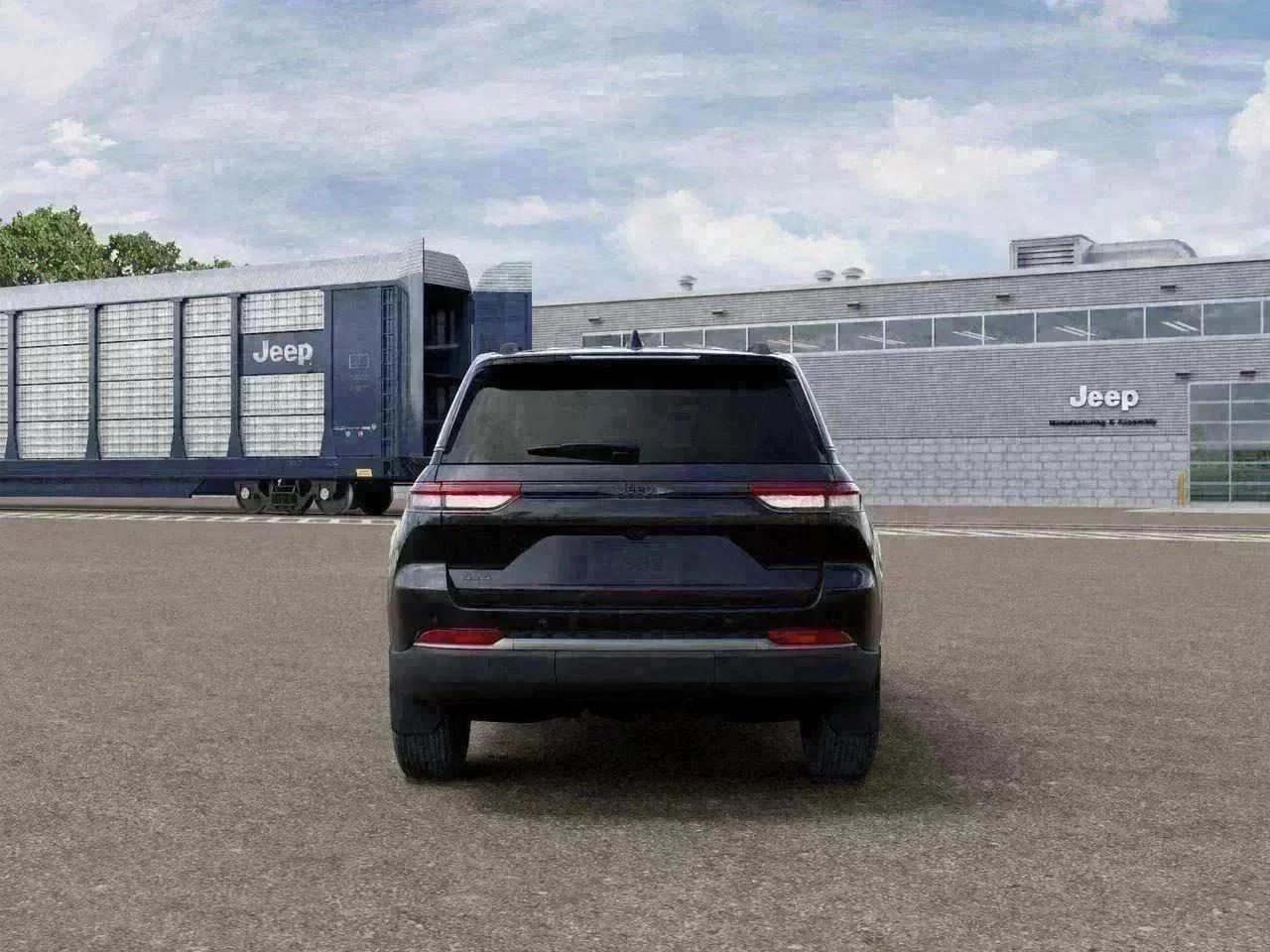 New 2026 Diamond Black Crystal Pearl-Coat Exterior Paint Jeep Laredo Altitude image 33