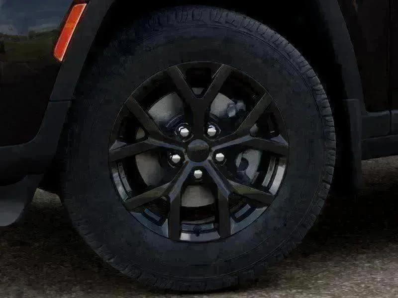 New 2026 Diamond Black Crystal Pearl-Coat Exterior Paint Jeep Laredo Altitude image 34