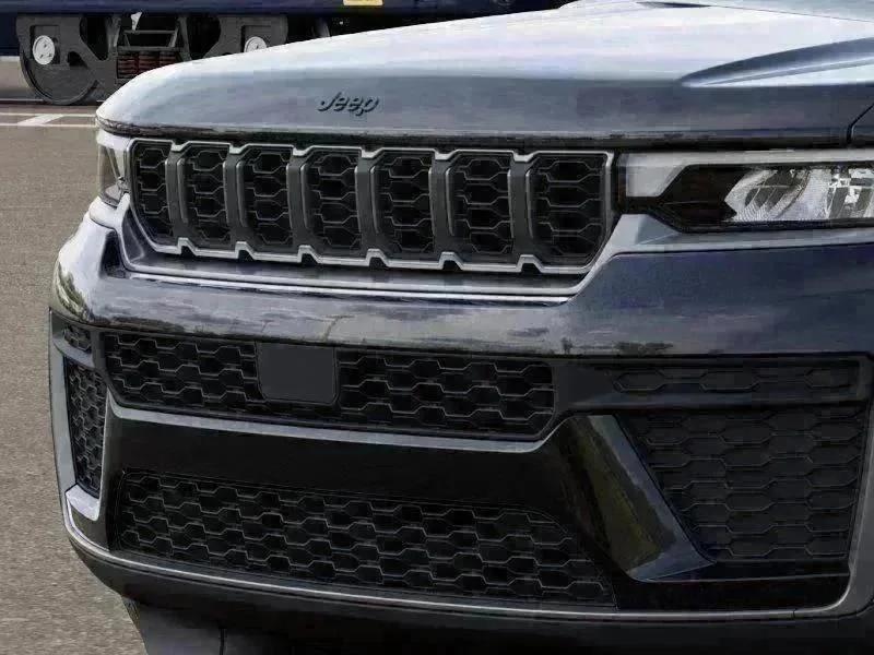 New 2026 Diamond Black Crystal Pearl-Coat Exterior Paint Jeep Laredo Altitude image 37