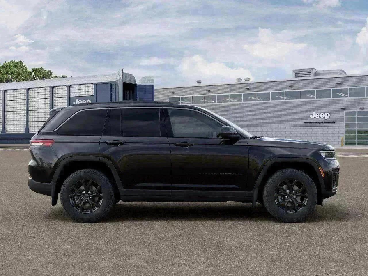 New 2026 Diamond Black Crystal Pearl-Coat Exterior Paint Jeep Laredo Altitude image 47