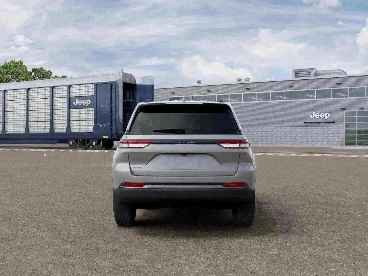 New 2026 Silver Zynith Exterior Paint Jeep Laredo Altitude image 7