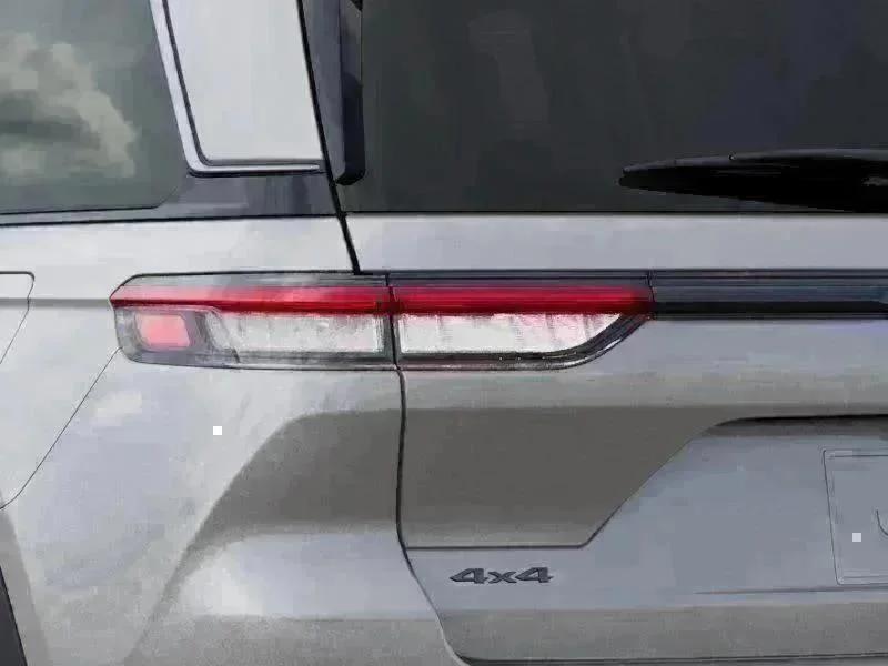 New 2026 Silver Zynith Exterior Paint Jeep Laredo Altitude image 9