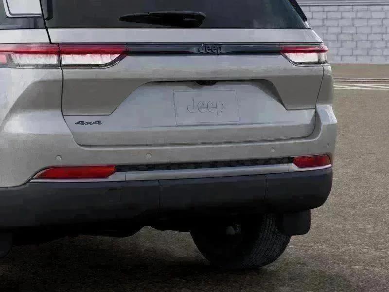 New 2026 Silver Zynith Exterior Paint Jeep Laredo Altitude image 13