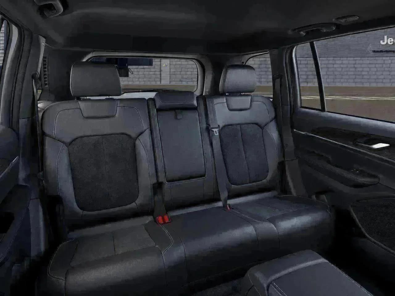 New 2026 Silver Zynith Exterior Paint Jeep Laredo Altitude image 15