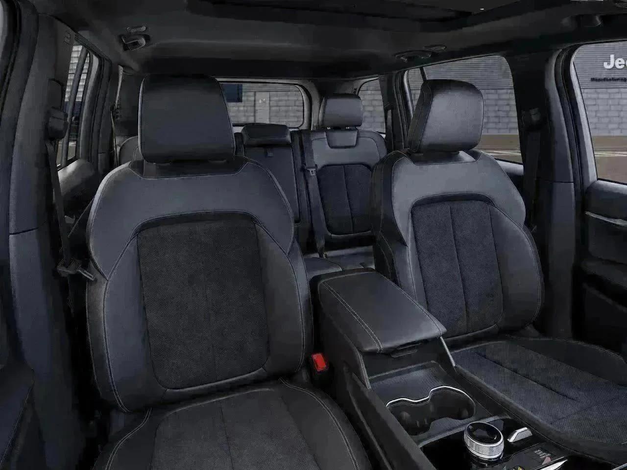 New 2026 Silver Zynith Exterior Paint Jeep Laredo Altitude image 16