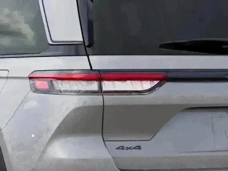 New 2026 Silver Zynith Exterior Paint Jeep Laredo Altitude image 35
