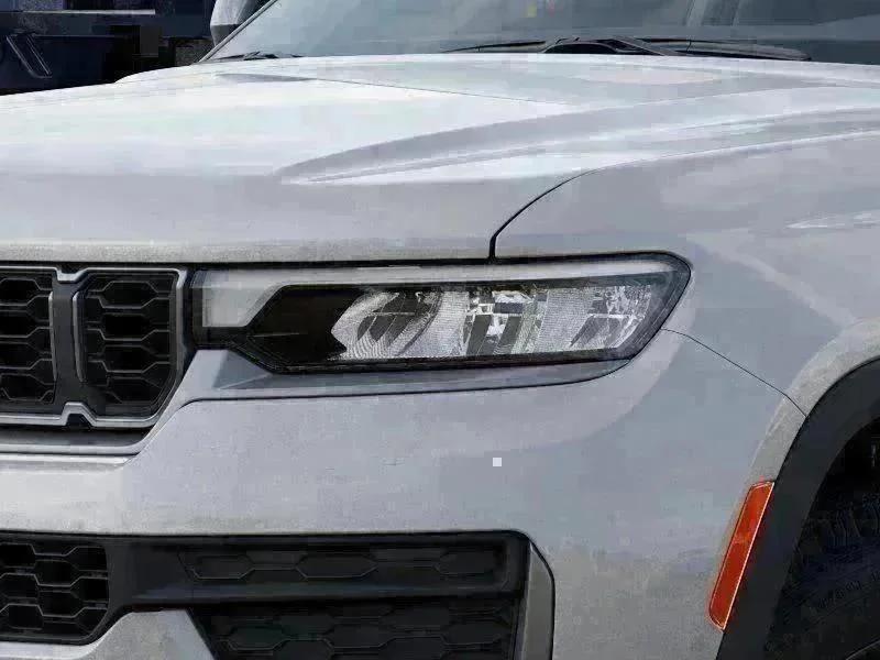 New 2026 Silver Zynith Exterior Paint Jeep Laredo Altitude image 36