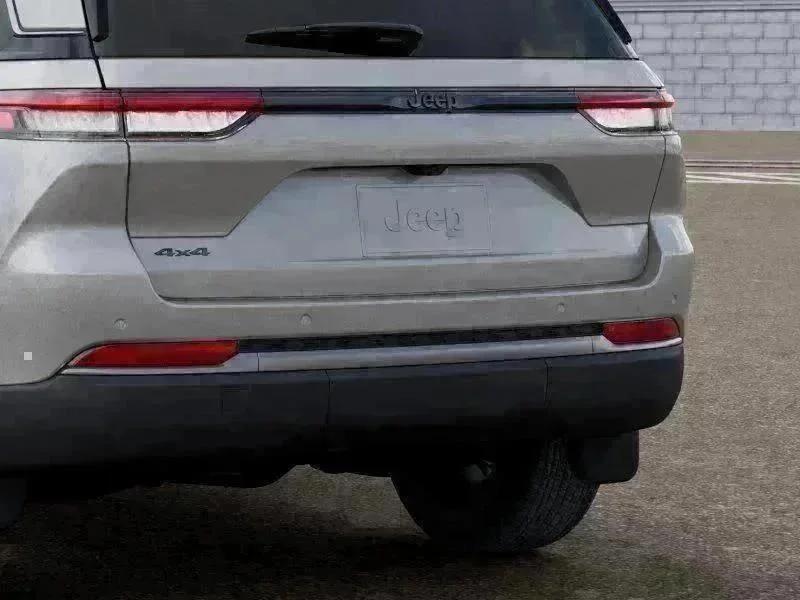 New 2026 Silver Zynith Exterior Paint Jeep Laredo Altitude image 39